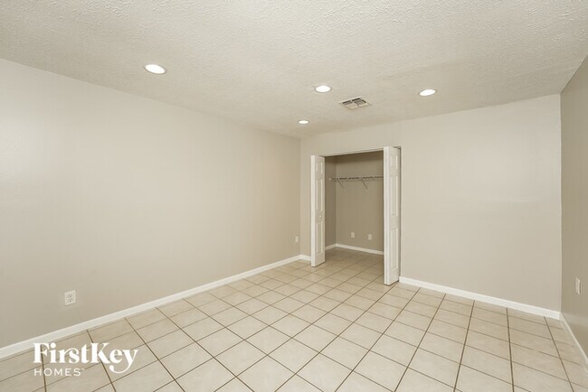 Building Photo - 734 SW Avens St