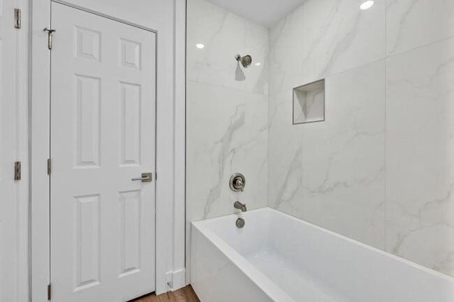 Building Photo - Beautifully Upgraded Park Avenue Condo Ava...