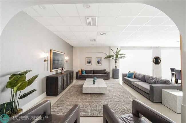 Building Photo - 3140 S Ocean Dr