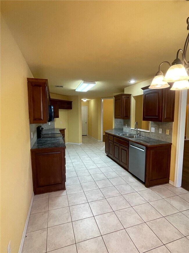 Building Photo - 143 Fox Run Cir