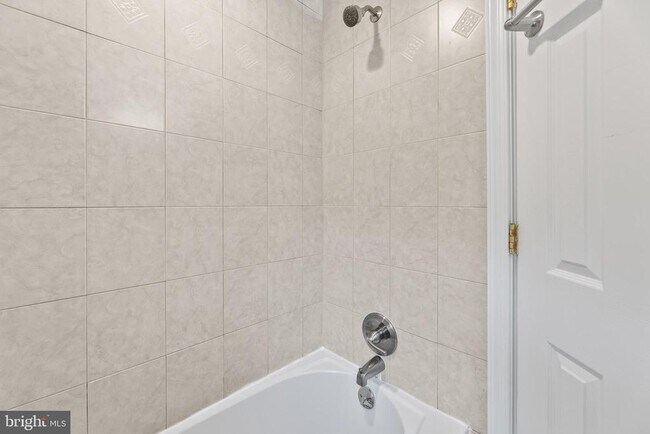 Building Photo - 1621 Clearview Ave