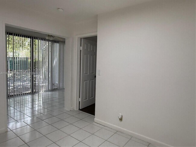 Building Photo - 2902 Carambola Cir N