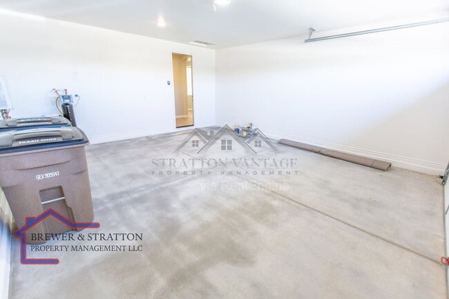 Building Photo - 15243 W Latham St