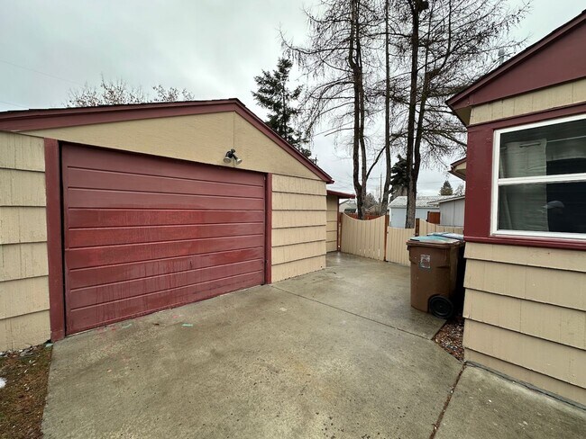 Building Photo - Cozy and Conveniently Located 2 Bed 1 Bath Spokane Home w/ Detached Garage & Heated Multipurpose ...