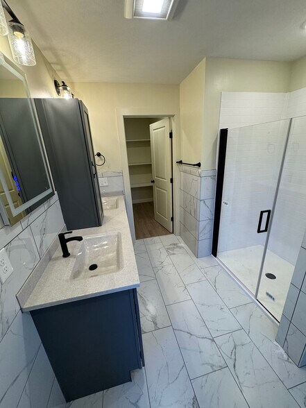 Building Photo - 6 Locust Ave