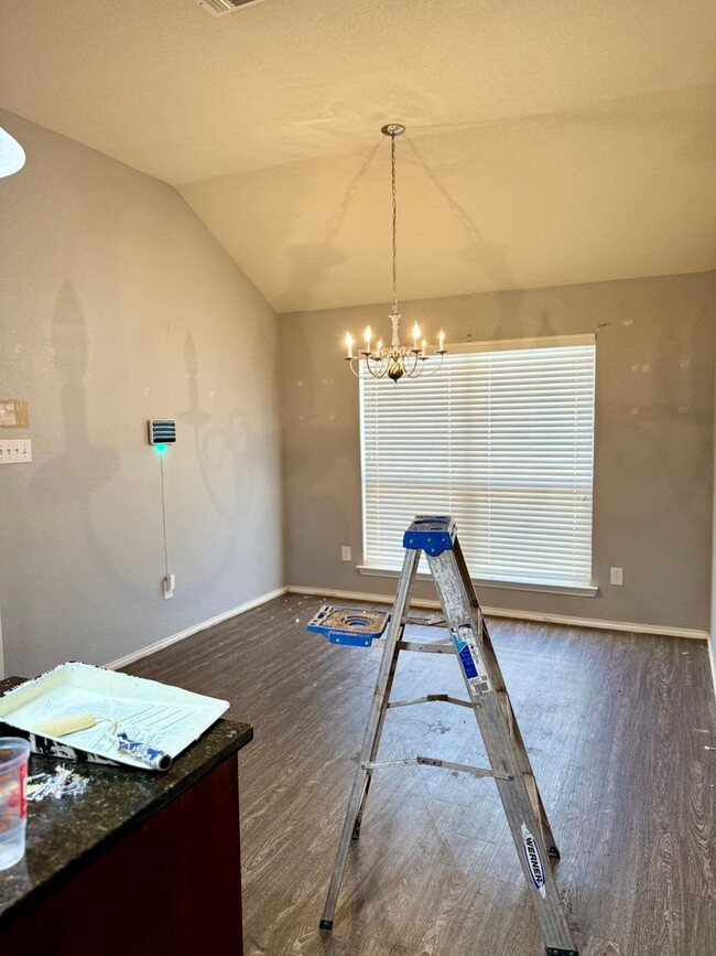 Building Photo - Fresh Paint, Fresh Start!  4 Bedroom plus ...