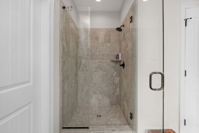 Building Photo - 5718 Oak Hvn Ln