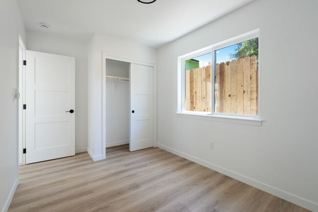 Building Photo - AVAILABLE FOR 2026-2027 SCHOOL YEAR...14 B...