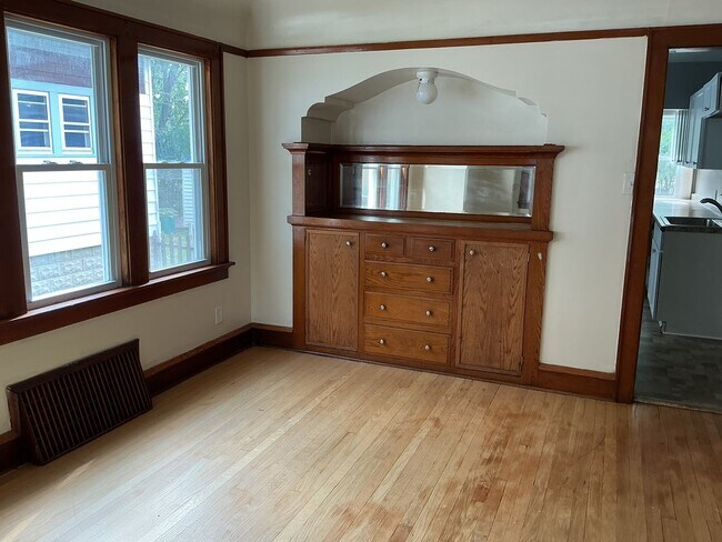 Building Photo - 3 Bedroom Single Family Home
