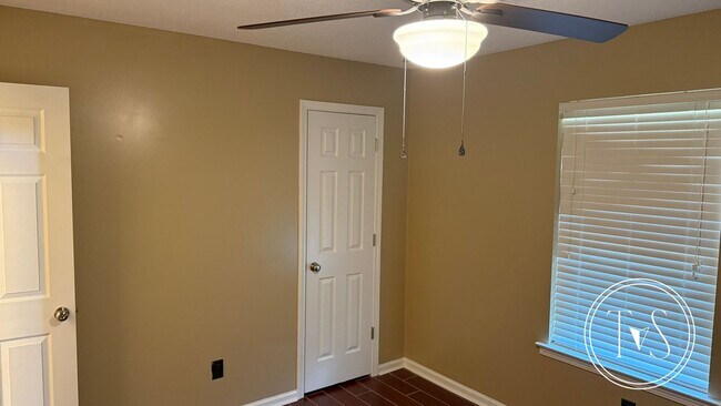 Building Photo - 142 Shayna Dr