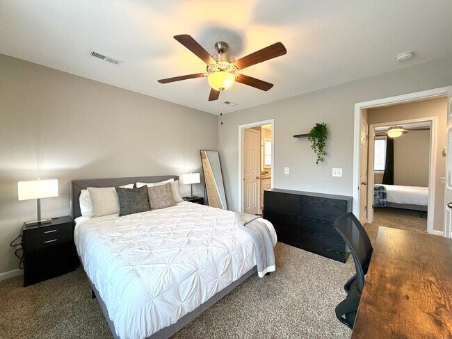 Building Photo - 925 Woody Hills Dr