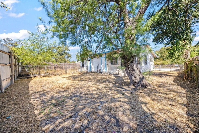 Building Photo - Confortable 2 bedroom 1 bath