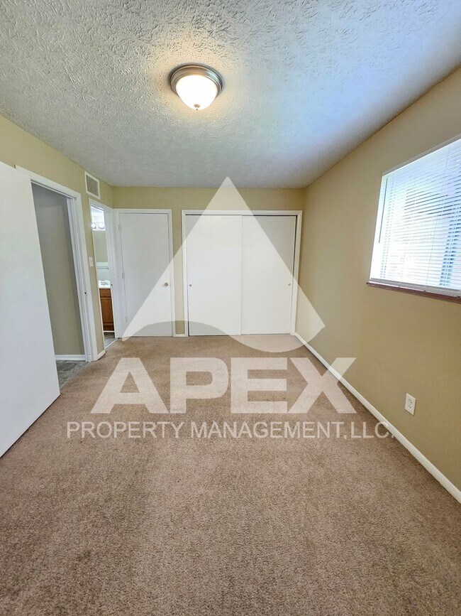 Building Photo - Spacious 1 Bd - 1Ba Apartment in North Kno...