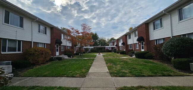 Building Photo - Spacious Townhome in Dayton’s Belmont Area...