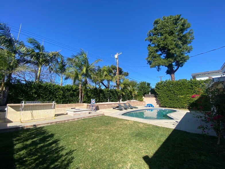 Building Photo - 9767 Comanche Ave