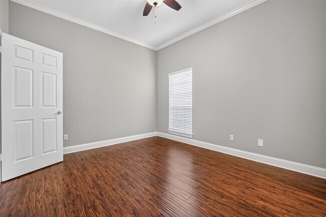Building Photo - 10310 Chevy Chase Dr