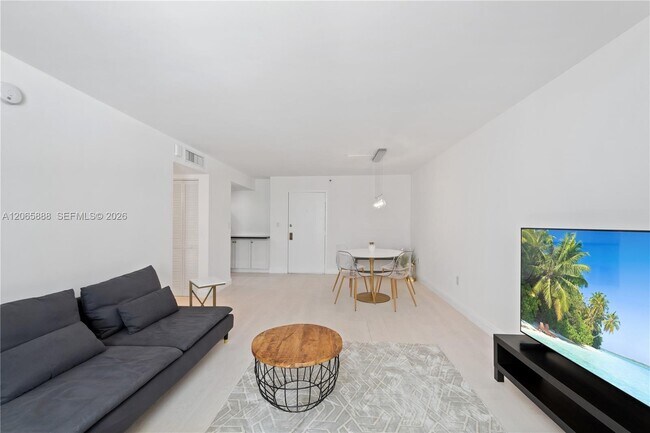 Building Photo - 1621 Collins Ave