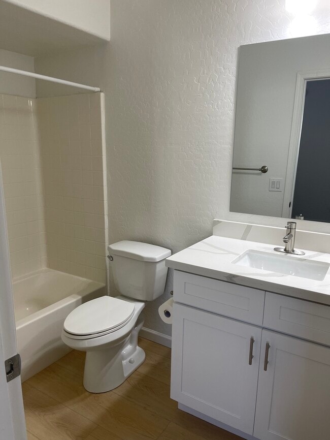 Building Photo - Clean Townhome in Great Location