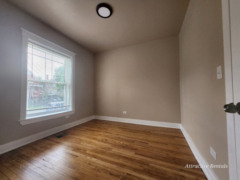 Building Photo - 1434 W Marquette Rd