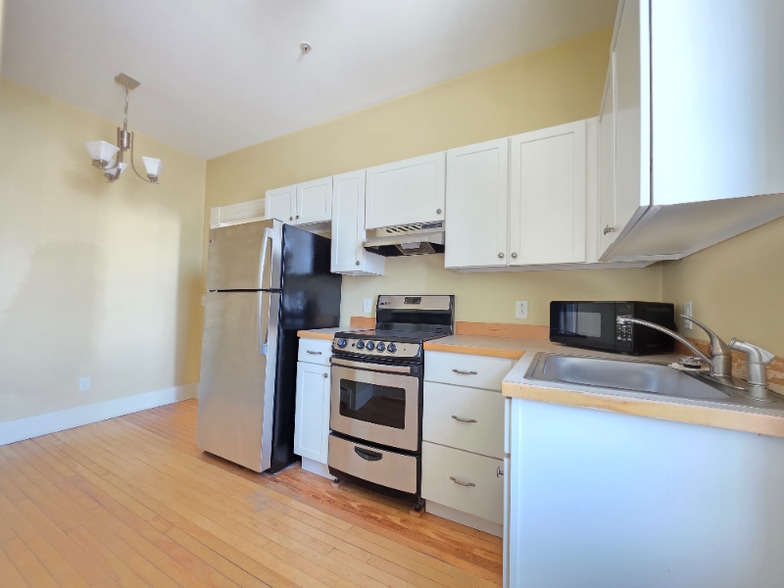 Building Photo - 128 Hammond St