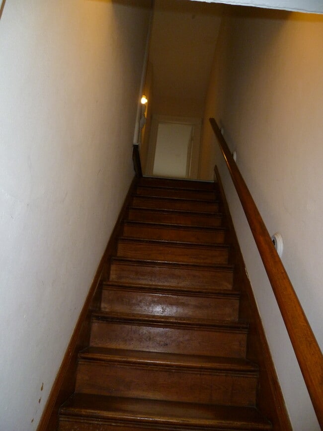 Building Photo - 129 Grandview St