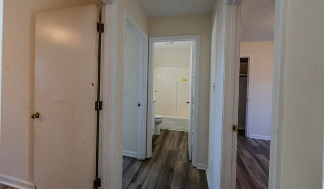 Building Photo - 922 Southern Hills Dr