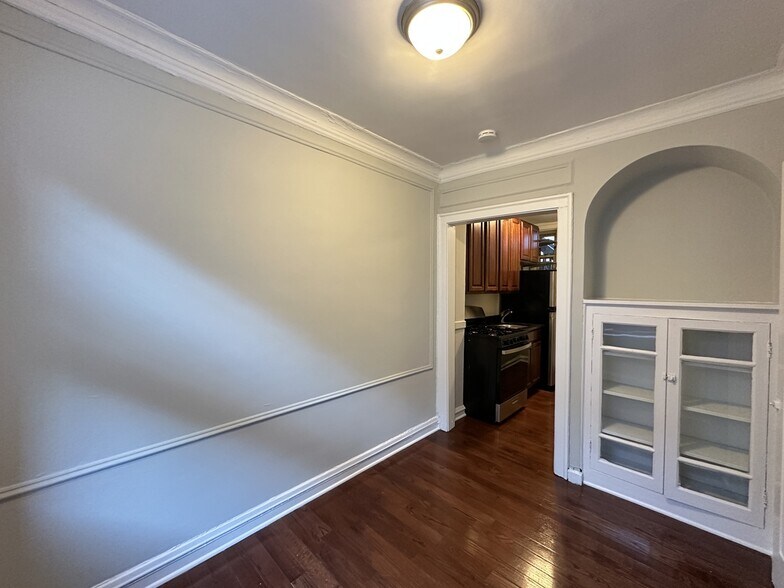 Building Photo - 547 W Surf St