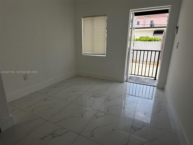 Building Photo - 111 SW 11th Ave