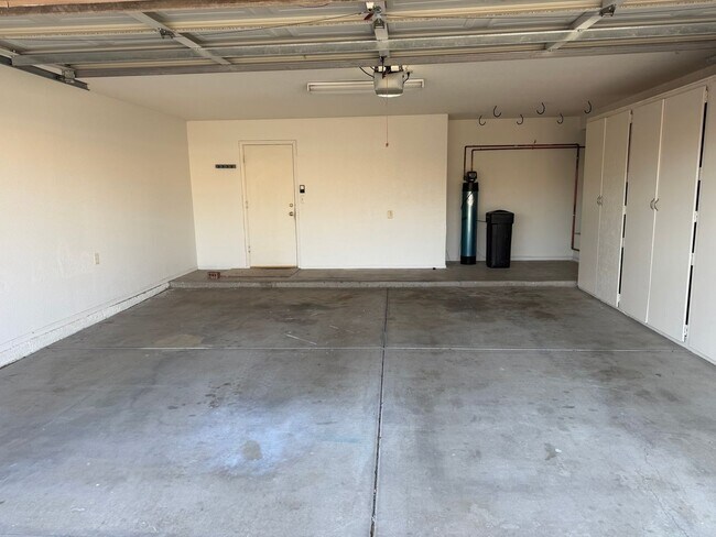 Building Photo - 3 BR 2.5 BA Glendale