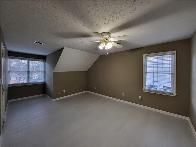 Building Photo - 2990 Riverbend Dr