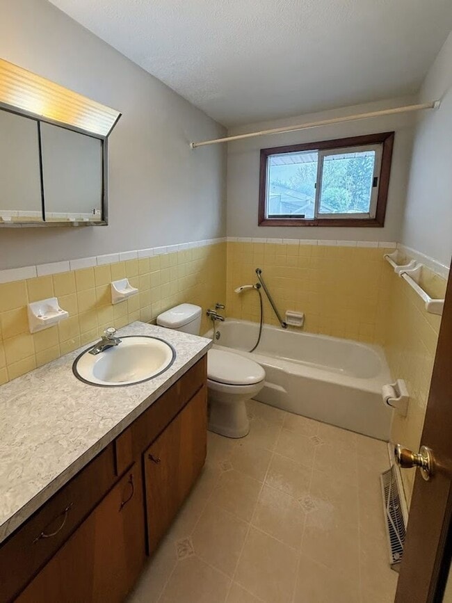 Building Photo - Two-bedroom one bathroom 1st level apartment for rent