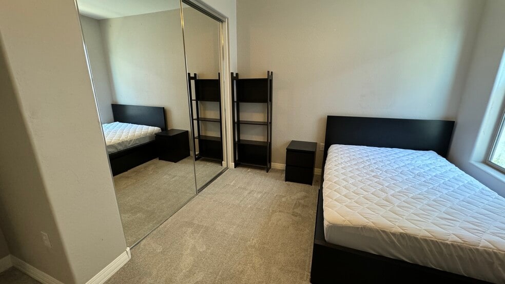 1st bedroom - 615 E Portland St