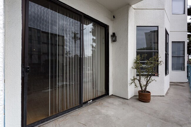 Building Photo - Heart of Bankers Hill at La Parc Chateau!