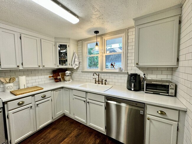Building Photo - 3-Bedroom Ranch Ready On 12-01-25! 1/2 Acr...