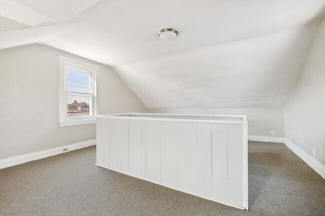 Building Photo - Bloomfield SFH 3 bedroom 1 BR With Off Street Parking/Fenced Yard