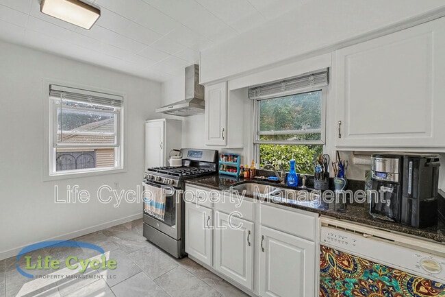 Building Photo - 2052 Collingwood Ave SW