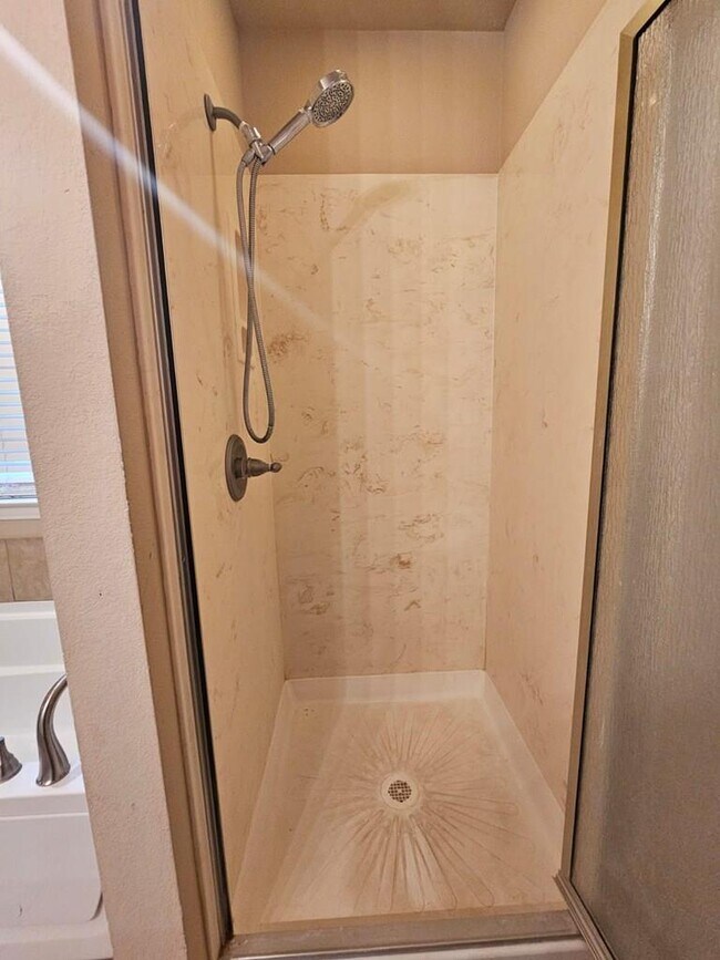 Building Photo - 604 NE Ave E Pl