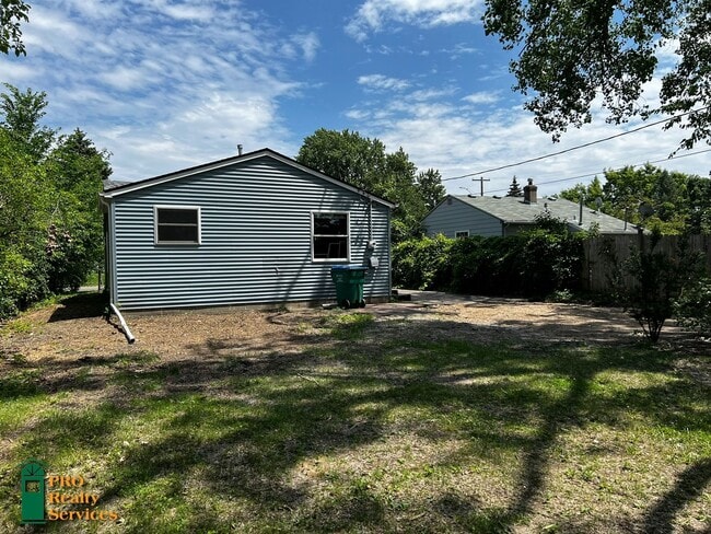 Building Photo - 3 Bedroom Bungalow in St. Louis Park