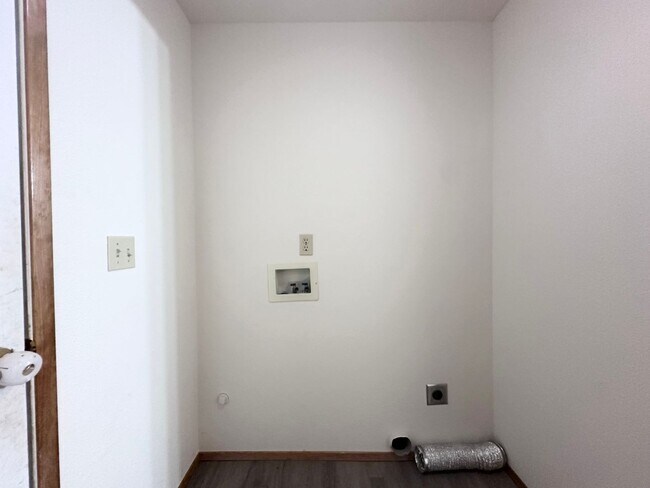 Building Photo - Wonderful centrally located Powell Butte 3...