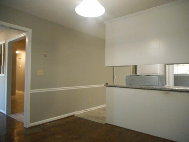 Building Photo - 2825 Crosscreek Rd