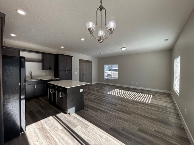 Building Photo - DARLING TWO BEDROOM TOWNHOME IN CEDAR CITY!