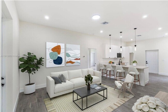 Building Photo - 710 Peacock Ave