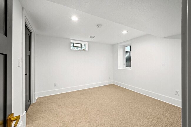 Building Photo - 3127 33rd Ave S