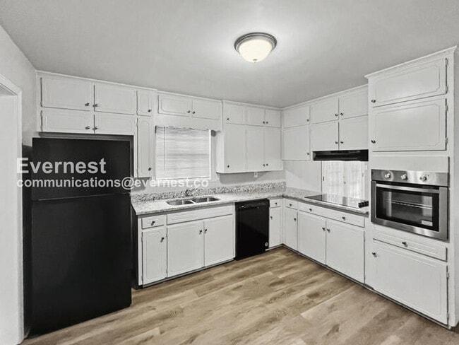 Building Photo - 3 Bed, 1.5 Bath Home with Carport / Pet-Friendly / Vouchers Accepted / Available Now!