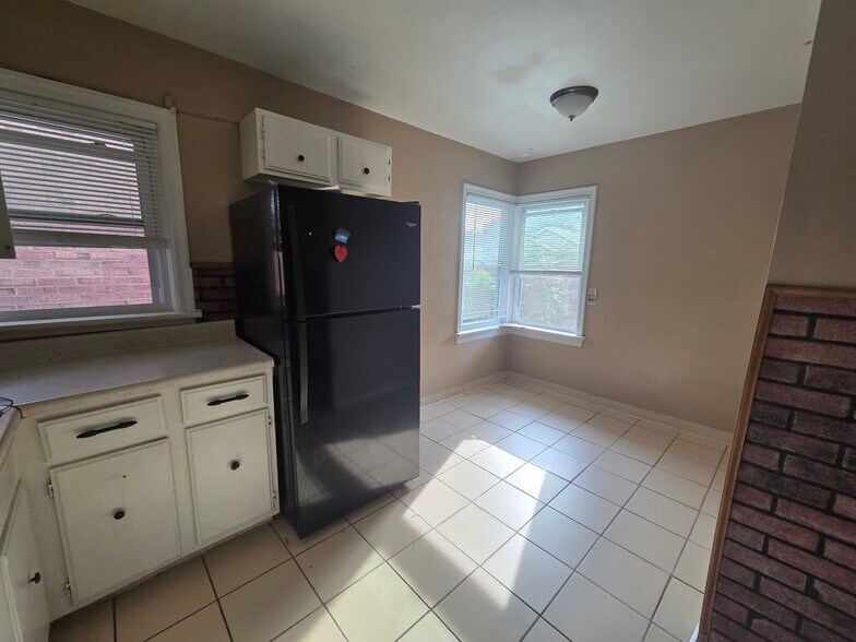 Eat-in Kitchen - 3510 Central Pl
