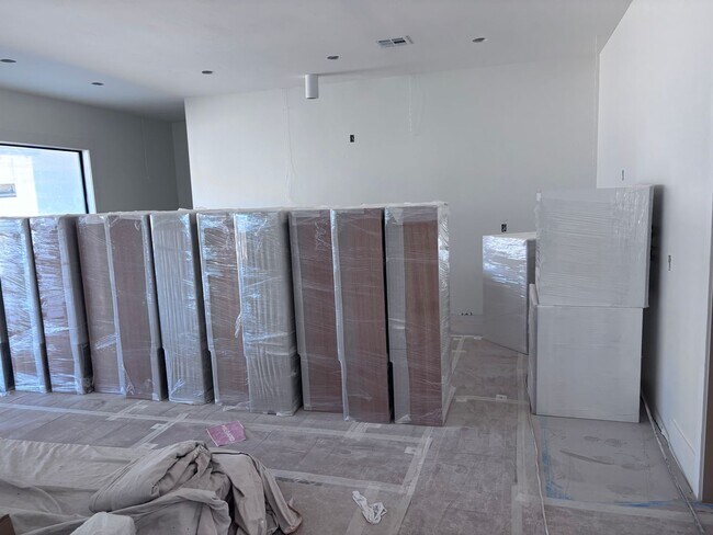 Building Photo - Gorgeous 7 bed 8 bath home with Swimming Pool and RV Garage