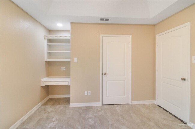 Building Photo - 28 N Champagne