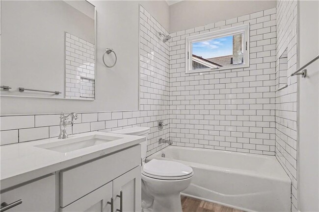 Building Photo - 202 Lansdowne Ave