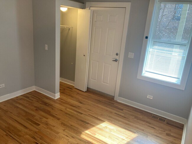 Building Photo - 1929 W Montrose Ave