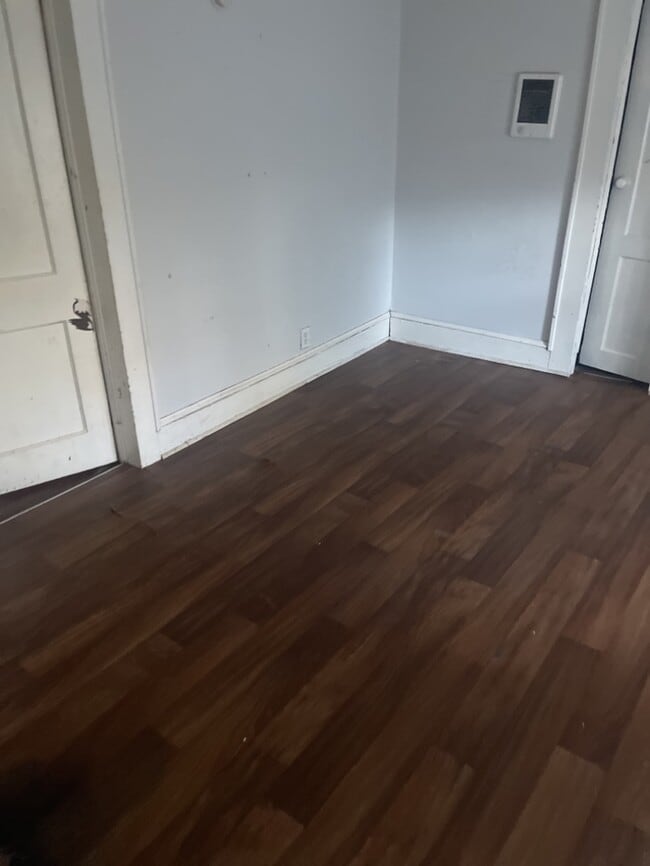 Building Photo - 3 Bedroom 1.5 Bathroom